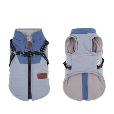 Manteau pour chien de promenade en plein air avec harnais intégré et matériau imperméable