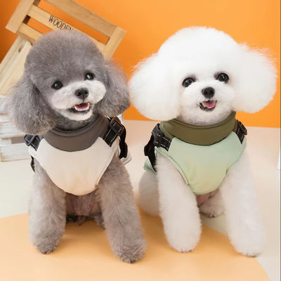 Manteau pour chien de promenade en plein air avec harnais intégré et matériau imperméable