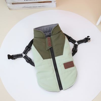 Manteau pour chien de promenade en plein air avec harnais intégré et matériau imperméable