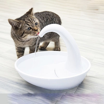 Une fontaine d'eau automatique USB ultra-silencieuse pour les chats et les chiens aide les animaux à manger de l'eau saine