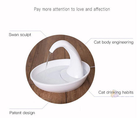 Une fontaine d'eau automatique USB ultra-silencieuse pour les chats et les chiens aide les animaux à manger de l'eau saine