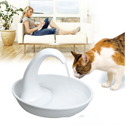 Une fontaine d'eau automatique USB ultra-silencieuse pour les chats et les chiens aide les animaux à manger de l'eau saine