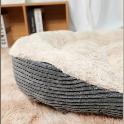 Restez au chaud en hiver avec un lit ovale pour chiens et chats en motifs solides et un coussin chaud en hiver