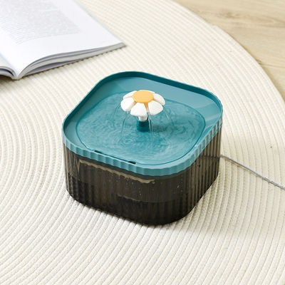 Dispenser automatique de fontaine d'eau pour chat en plastique en forme de fleur pour l'alimentation des animaux domestiques