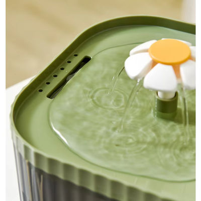 Dispenser automatique de fontaine d'eau pour chat en plastique en forme de fleur pour l'alimentation des animaux domestiques