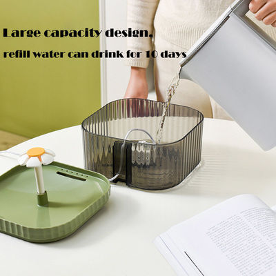 Dispenser automatique de fontaine d'eau pour chat en plastique en forme de fleur pour l'alimentation des animaux domestiques
