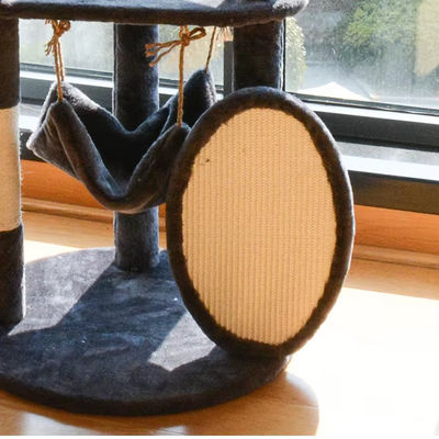 En bois avantageux, le chat moderne Sisal Scratcher est équipé d'un cadre d'escalade à plusieurs niveaux et d'un hamac.