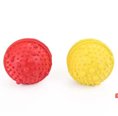 Boule de jouet rouge en caoutchouc pour chien pour le nettoyage des dents Logo personnalisé et jeu interactif