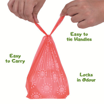 Les propriétaires responsables choisissent des sacs de déchets durables pour chiens, épais, résistants et compostables