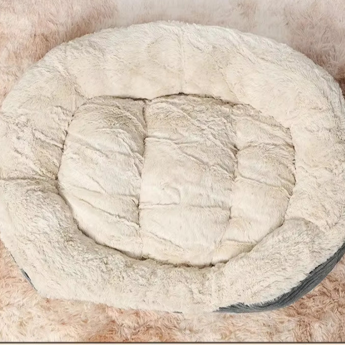 Restez au chaud en hiver avec un lit ovale pour chiens et chats en motifs solides et un coussin chaud en hiver