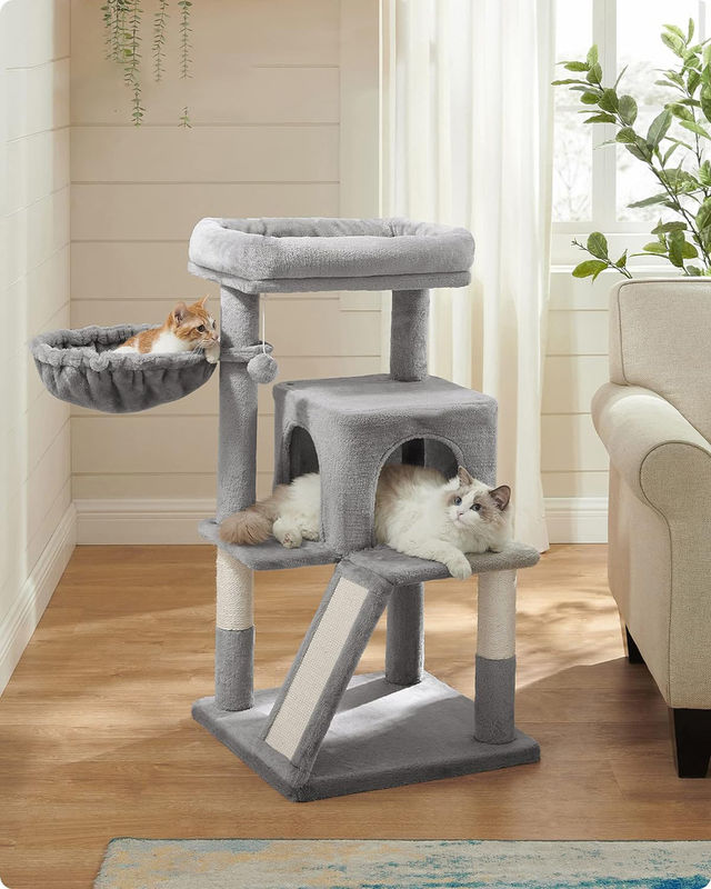 Arbre de chat gris clair durable avec une tour de jouet de chat, une maison de chat et une perche en peluche rembourrée